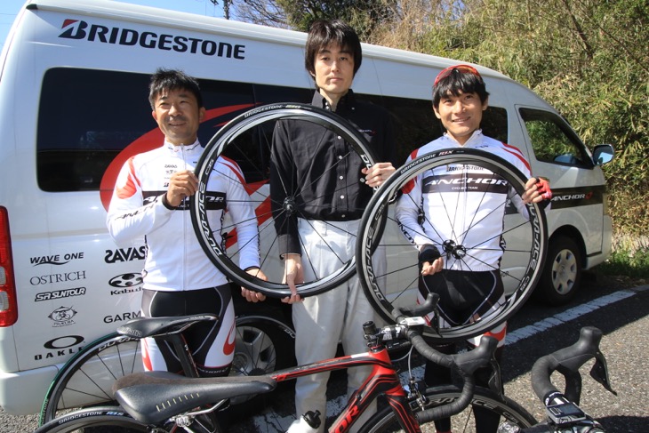 新型R1シリーズの開発に携わった高橋寛彰さん、飯島誠さん、清水都貴さんの3人に話を聞いた 新型R1シリーズの開発に携わった高橋寛彰さん、飯島誠さん、清水都貴さんの3人に話を聞いた